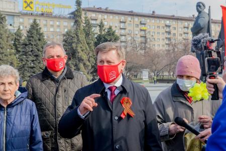 Первомай-2021: новосибирские коммунисты провели автопробег и возложили цветы на площади Ленина