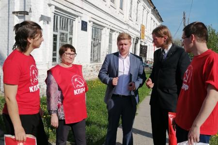 Свердловские коммунисты отметили День пионерии с размахом, потому что по-другому не умеют