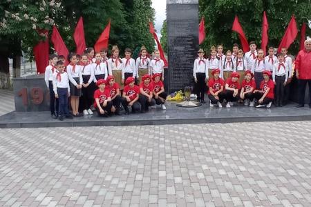 В Карачаево-Черкесии в День пионерии состоялись слет юных патриотов, прием в ряды пионерской организации, встречи с ветеранами, субботник, возложения цветов, музейный урок