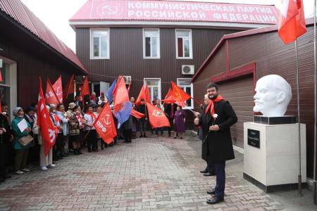 Кызыл. Тувинские коммунисты установили памятник Владимиру Ильичу Ленину