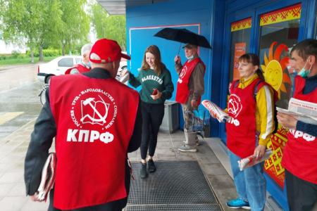 Брянские коммунисты и комсомольцы провели агитрейд в город Сельцо