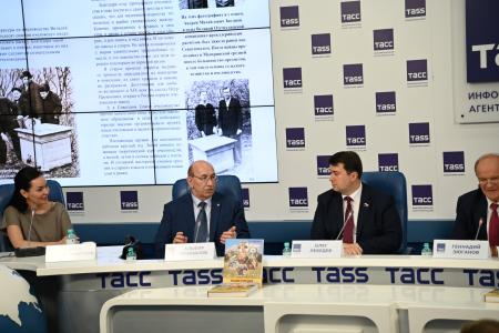 В ТАСС прошла пресс-конференция, посвященная выходу в свет книги Г.А. Зюганова "Энциклопедия юного пчеловода"