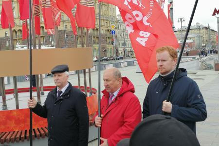 9 мая коммунисты прошли по центру Москвы под красными знаменами