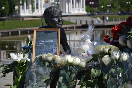 Астраханцы возложили цветы в память о погибших в Казани