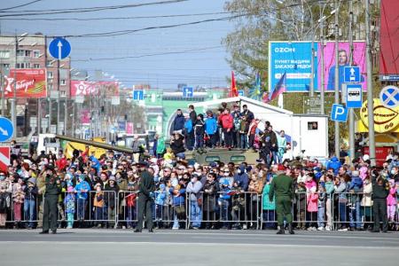 Танк-34 возглавил парад Победы в Новосибирске