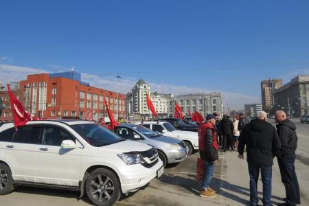 Первомай-2021: новосибирские коммунисты провели автопробег и возложили цветы на площади Ленина