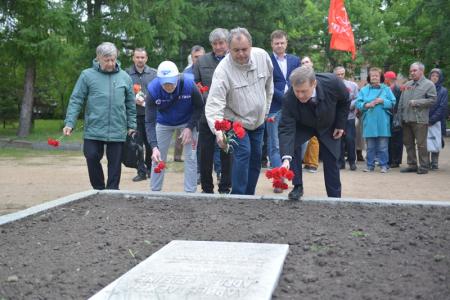 Отблески пламени Парижской коммуны в далекой Сибири: Новосибирцы возложили цветы к мемориальной плите Адриена Лежена