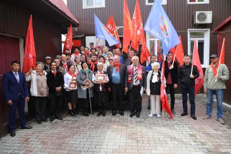 Кызыл. Тувинские коммунисты установили памятник Владимиру Ильичу Ленину