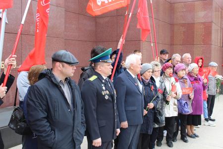 Коммунисты Благовещенска возложили цветы к Вечному Огню по случаю 76-й годовщины Великой Победы