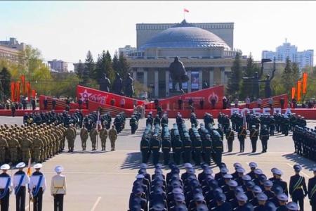 Танк-34 возглавил парад Победы в Новосибирске
