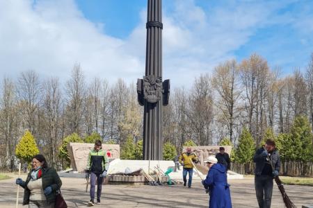 Ивановские коммунисты провели субботник на мемориале «Красная талка»