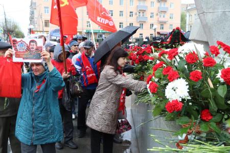 Рязанские коммунисты отметили 76 годовщину Великой Победы, возложив цветы к Вечному огню