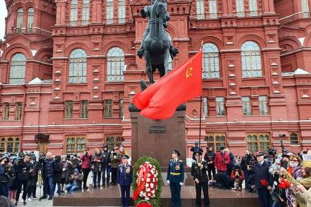 9 мая коммунисты прошли по центру Москвы под красными знаменами