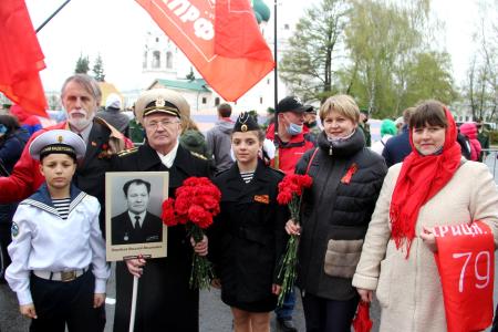 В день Победы ярославские коммунисты возложили красные гвоздики к Вечному огню