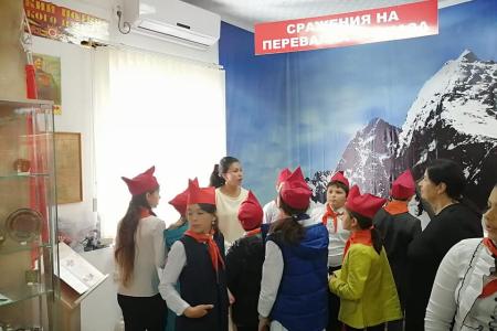 В Карачаево-Черкесии в День пионерии состоялись слет юных патриотов, прием в ряды пионерской организации, встречи с ветеранами, субботник, возложения цветов, музейный урок