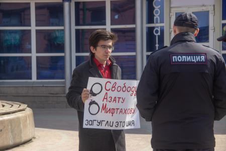 Томские коммунисты отметили Первомай одиночными пикетами и возложением цветов