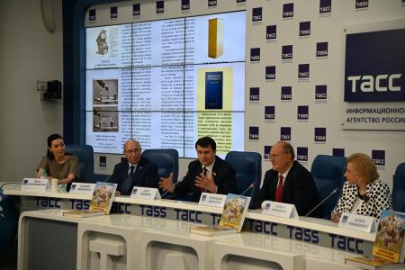 В ТАСС прошла пресс-конференция, посвященная выходу в свет книги Г.А. Зюганова "Энциклопедия юного пчеловода"