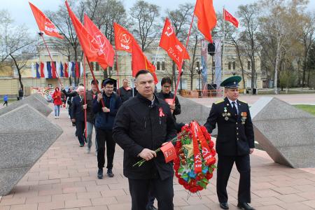 Коммунисты Благовещенска возложили цветы к Вечному Огню по случаю 76-й годовщины Великой Победы