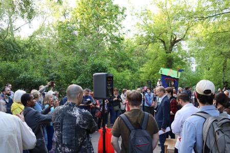 Москва. В.Г. Поздняков принял участие во встрече с жителями Шукино, чтобы отстоять парк возле Курчатовского ДК