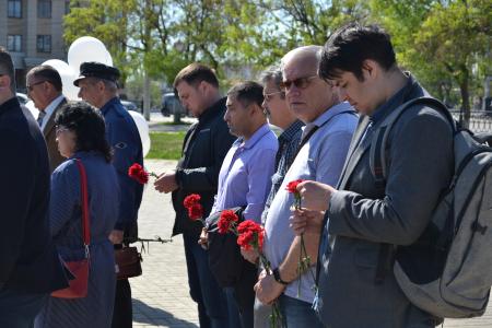 Астраханцы возложили цветы в память о погибших в Казани