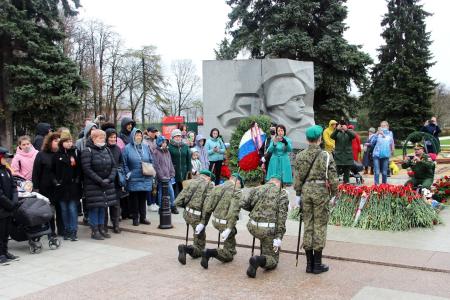 В день Победы ярославские коммунисты возложили красные гвоздики к Вечному огню