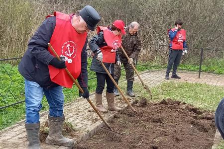 Калужские коммунисты привели в порядок воинское захоронение и памятник советским воинам