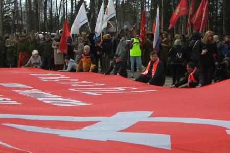 По дорогам Ленинградской области под красными флагами