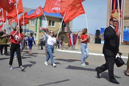 Астраханские коммунисты приняли участие в праздничном шествии, посвященном Дню Победы