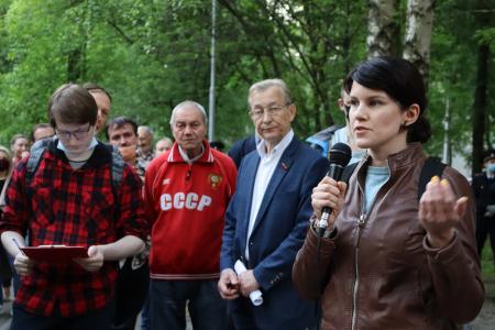 Москва. В.Г. Поздняков принял участие во встрече с жителями Шукино, чтобы отстоять парк возле Курчатовского ДК