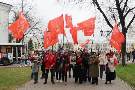 В день Победы ярославские коммунисты возложили красные гвоздики к Вечному огню