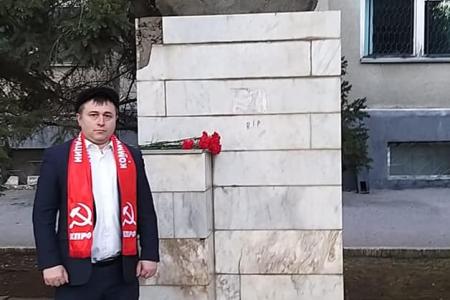 Коммунисты Карачаево-Черкесской Республики возложили цветы к памятнику Карлу Марксу