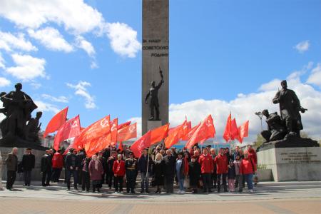 Брянские коммунисты отметили 76-ю годовщину Великой Победы