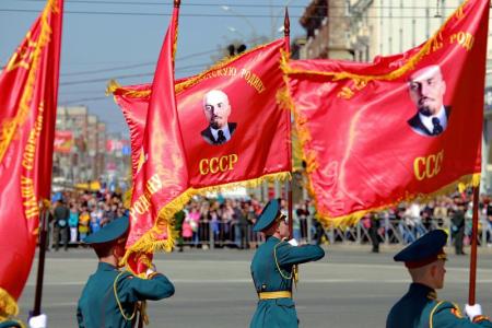 Танк-34 возглавил парад Победы в Новосибирске