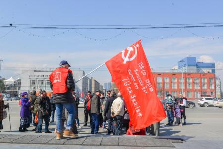 Первомай-2021: новосибирские коммунисты провели автопробег и возложили цветы на площади Ленина