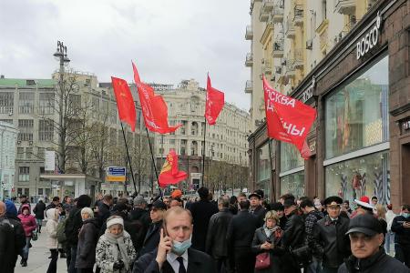 9 мая коммунисты прошли по центру Москвы под красными знаменами