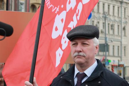 9 мая коммунисты прошли по центру Москвы под красными знаменами