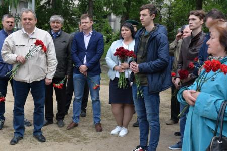 Отблески пламени Парижской коммуны в далекой Сибири: Новосибирцы возложили цветы к мемориальной плите Адриена Лежена