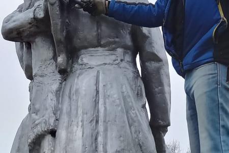 Калужские коммунисты привели в порядок воинское захоронение и памятник советским воинам