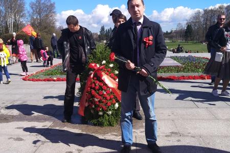 Санкт-Петербург. Коммунисты возложили цветы на Пискарёвском мемориальном кладбище