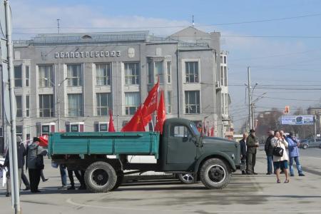 Полиция помешала КПРФ провести автопробег в честь Первомая в центре Новосибирска