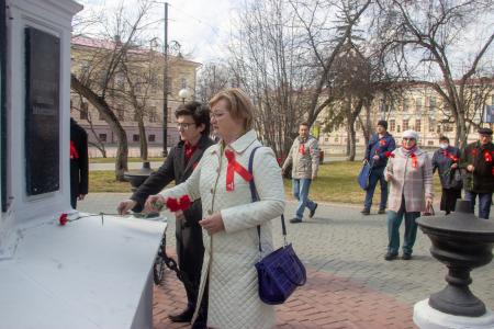 Томские коммунисты отметили Первомай одиночными пикетами и возложением цветов