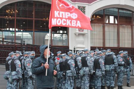 9 мая коммунисты прошли по центру Москвы под красными знаменами
