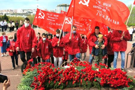 Коммунисты Чувашии и их верные сторонники отметили 9 Мая с копиями знамени Победы в руках