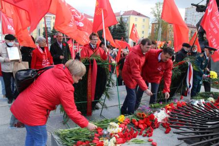 Брянские коммунисты отметили 76-ю годовщину Великой Победы
