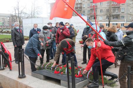 Коммунисты Пскова почтили память советских воинов и партизан