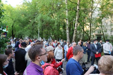 Москва. В.Г. Поздняков принял участие во встрече с жителями Шукино, чтобы отстоять парк возле Курчатовского ДК