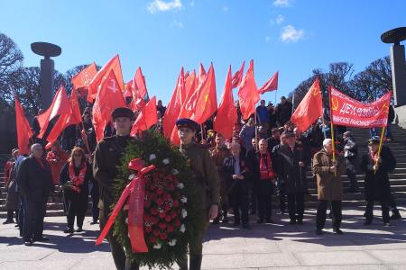 Санкт-Петербург. Коммунисты возложили цветы на Пискарёвском мемориальном кладбище
