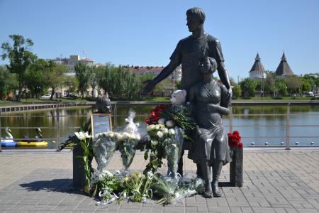 Астраханцы возложили цветы в память о погибших в Казани