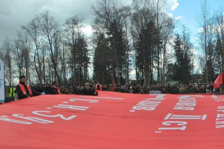 По дорогам Ленинградской области под красными флагами