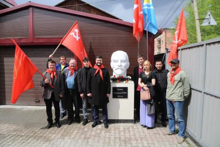Кызыл. Тувинские коммунисты установили памятник Владимиру Ильичу Ленину